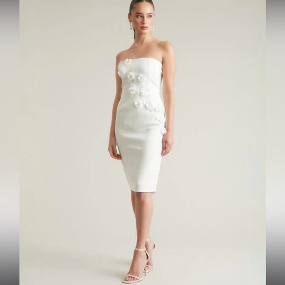 Chic Strapless White Dress with Floral Details